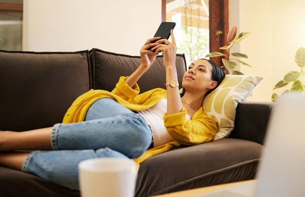 Entspannen Sie Frau Auf Ihrem Handy Mit Sozialen Medien Während — Stockfoto