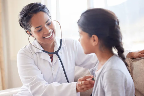 Doktorn Undersöker Liten Flicka Med Stetoskop Kvinnlig Barnläkare Lyssnar Barnens — Stockfoto