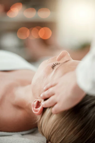 Relaks Kobieta Masaż Głowy Spa Wellness Twarzy Luksusowe Zen Terapii — Zdjęcie stockowe