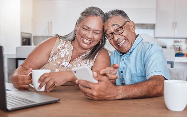 Mutfaktaki Yaşlı Çiftle Iletişim Video Görüşmesi Telefon Sabahları Dinlenme Sosyal — Stok fotoğraf
