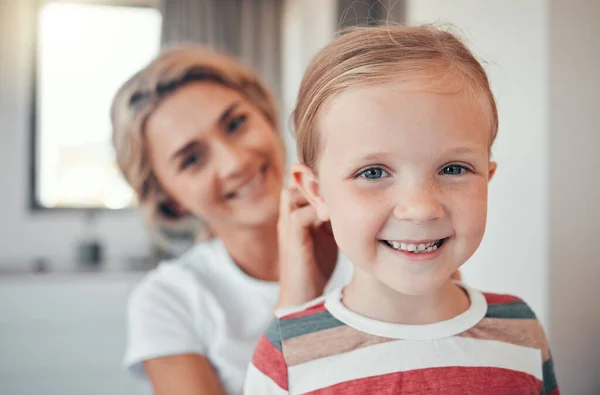 Älskade Mor Borstning Och Binda Små Döttrar Hår Bedårande Kaukasiska — Stockfoto