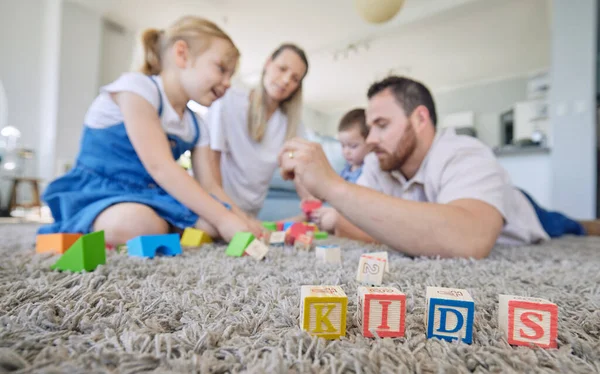 Familia Caucásica Cuatro Niños Jugando Con Juguetes Sentados Juntos Suelo — Foto de Stock