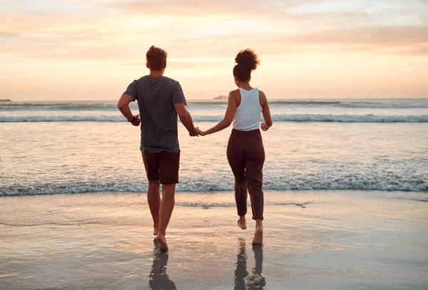 Solnedgång Strand Och Par Promenader Hålla Händerna Havet För Utomhus — Stockfoto