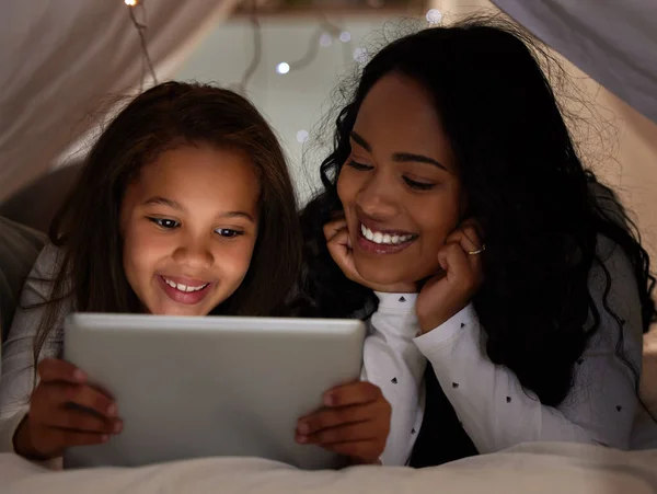 Digitale Tablet Leuk Een Jonge Moeder Dochter Die Samen Thuis — Stockfoto