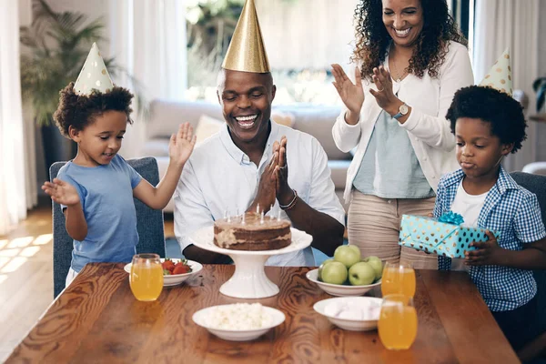 Afrykańska Rodzina Obchodząca Urodziny Domu Wesoła Rodzina Dwójką Rodziców Dwoma — Zdjęcie stockowe