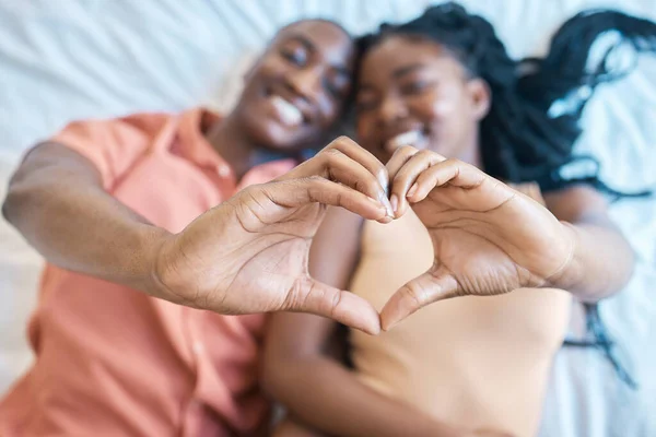 Africký Americký Pár Ukazuje Gesto Tvaru Srdce Rukama Usmívá Rozmazaném — Stock fotografie