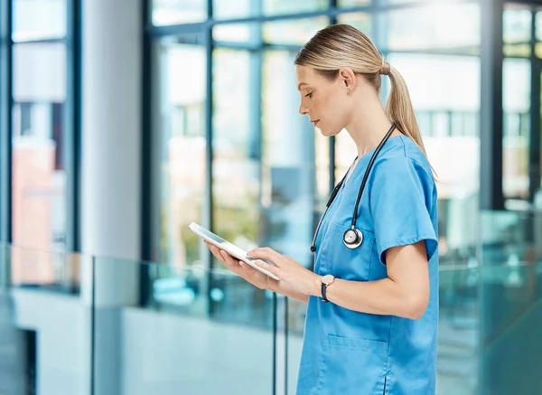 Tableta Hace Vida Más Fácil Una Joven Doctora Que Usa — Foto de Stock