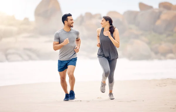 有氧运动增强了你的整个身体系统 一对年轻的运动型夫妇在海滩上赛跑 — 图库照片