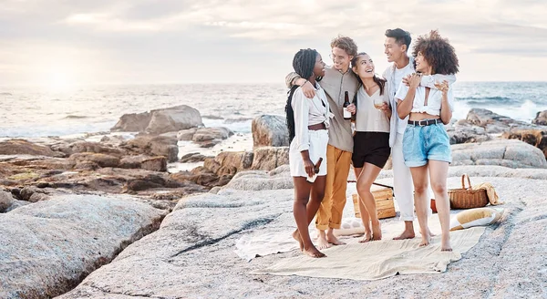 Група Друзів Насолоджуються Разом Ють Алкогольні Напої Пляжі — стокове фото
