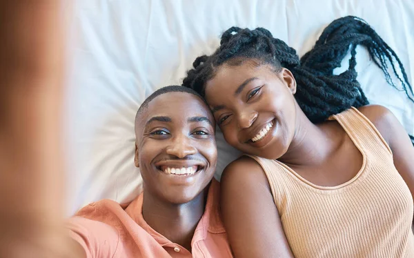 Encerramento Feliz Casal Afro Americano Tirando Uma Selfie Enquanto Estavam — Fotografia de Stock