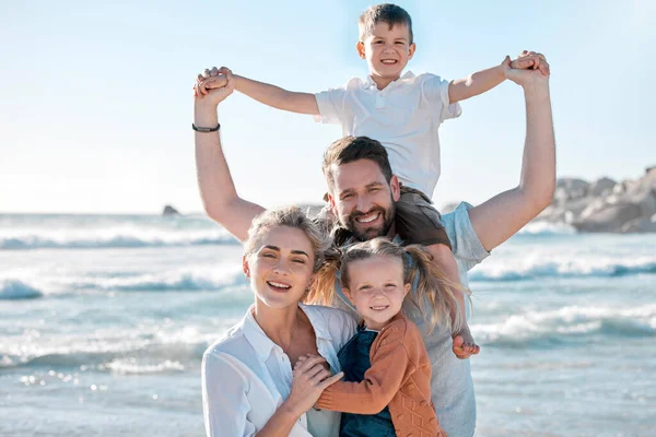 Deniz Kenarında Tatilde Olan Dört Kişilik Mutlu Bir Beyaz Ailenin — Stok fotoğraf