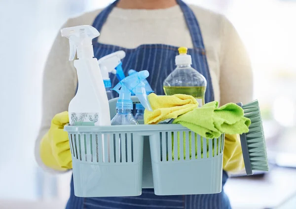 Mujer Productos Limpieza Contenedor Limpieza Para Servicio Limpieza Hogar Empleada — Foto de Stock