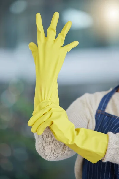 Γυναίκα Χέρια Γάντια Καθαρισμού Για Καθαριστικό Σπιτιού Οικιακή Βοηθό Εργαζόμενο — Φωτογραφία Αρχείου