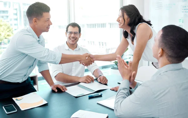 Laten Samenwerken Nog Onstuitbaarder Worden Zakenmensen Schudden Elkaar Hand Tijdens — Stockfoto