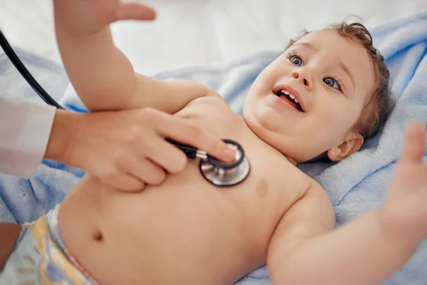 Gudars Åsikt Att Världen Borde Fortsätta Barnläkare Undersöker Ett Barn — Stockfoto