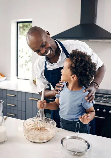 Menino Afro Americano Adorável Com Assar Cozinha Casa Com Pai — Fotografia de Stock
