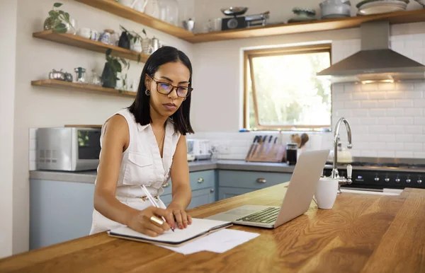 Investigación Computadora Portátil Mujer Escribiendo Cocina Para Trabajo Remoto Con — Foto de Stock