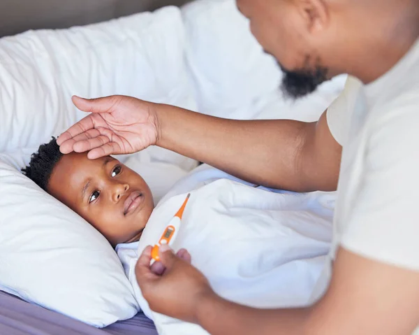 Sick Little Boy Bed While His Father Uses Thermometer Check — Stock Photo, Image