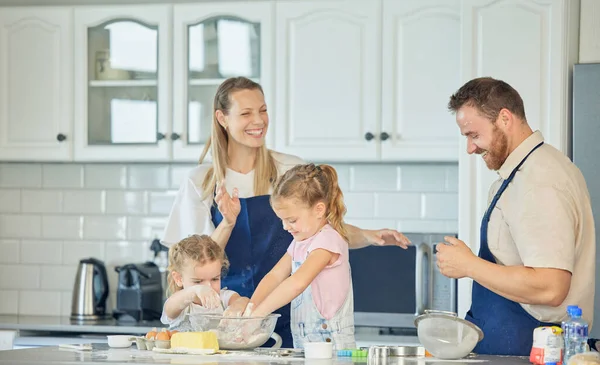 Felices Padres Caucásicos Sus Hijas Pequeñas Horneando Juntas Una Cocina —  Fotos de Stock