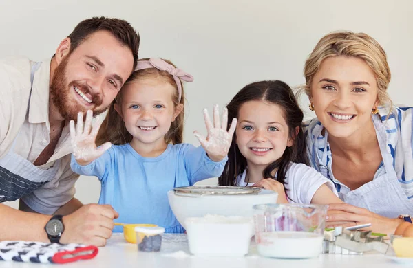 Menina Mostrando Mãos Farinha Assar Jovem Família Feliz Com Crianças — Fotografia de Stock