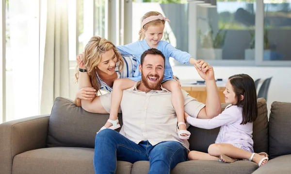 Zorgeloze Blanke Familie Spelen Woonkamer Thuis Actieve Meisjes Die Tijd — Stockfoto