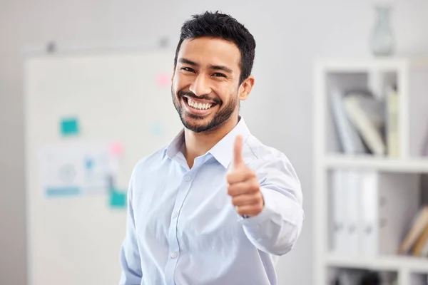 Joven Feliz Guapo Mestizo Empresario Mostrando Pulgar Hacia Arriba Pie — Foto de Stock