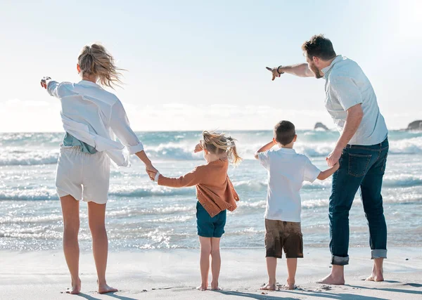 Ritorno Della Famiglia Vacanza Spiaggia Famiglia Che Indica Distanza Sulla — Foto Stock