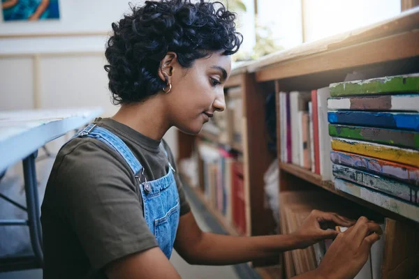 Книги Творчі Індійські Студенти Шукають Книжкову Полицю Читання Поетичної Інформації — стокове фото