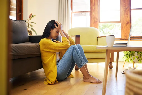 Donna Stressata Depressione Solitudine Nel Soggiorno Seduta Sul Pavimento Casa — Foto Stock