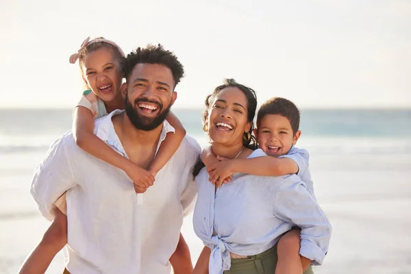 Wurden Den Sand Gesetzt Eine Schöne Familiäre Bindung Während Sie — Stockfoto