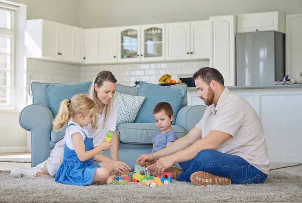 Família Caucasiana Feliz Quatro Sorrindo Enquanto Brincava Com Brinquedos Sentados — Fotografia de Stock