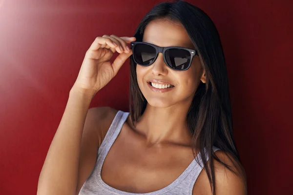 Shot Attractive Young Woman Wearing Sunglasses Red Background — Stock Photo, Image
