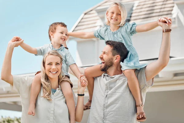 Parents Giving Kids Piggyback Rides Family Bonding Yard Parents Carrying — Stock fotografie