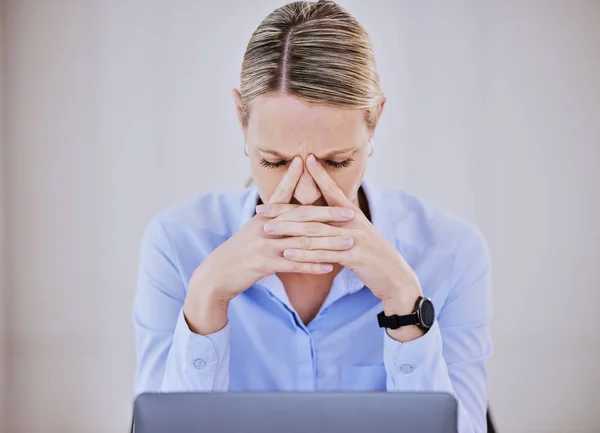 Young Frustrated Caucasian Business Woman Working Office Desk Suffering Chronic — Stockfoto