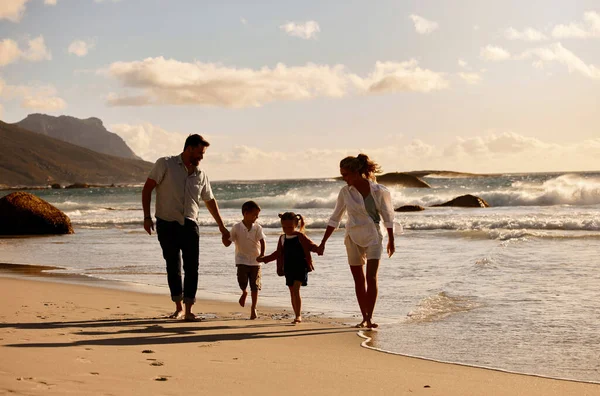Bezstarostná Bělošská Rodina Drží Ruce Běží Společně Pláži Rodiče Tráví — Stock fotografie