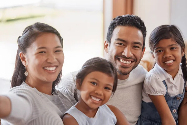 Sólo Una Familia Feliz Retrato Recortado Una Familia Joven Cariñosa —  Fotos de Stock