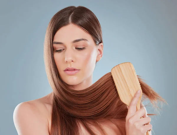 Spazzolatura Aspetto Critico Della Corretta Manutenzione Dei Capelli Studio Shot — Foto Stock