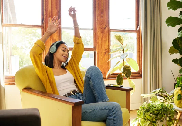 Relaks Kobieta Słuchawki Muzyka Salonie Czuć Się Dobrze Odpoczynek Słuchowy — Zdjęcie stockowe