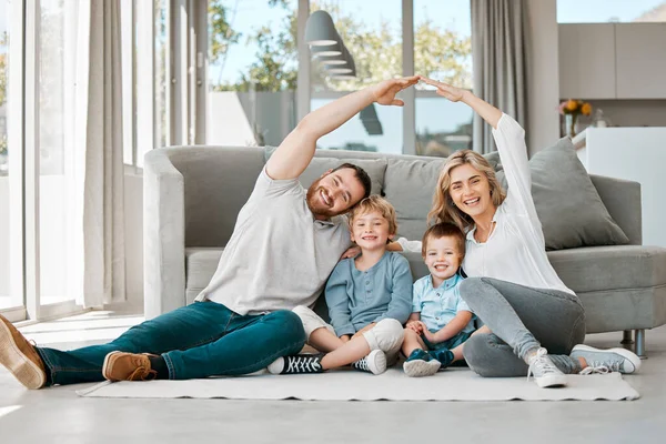 Pareja Sonriente Con Niños Pequeños Sentados Haciendo Simbólico Techo Manos — Foto de Stock