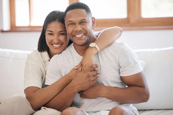 Portrait Jeune Couple Afro Américain Heureux Embrassant Assis Sur Canapé — Photo