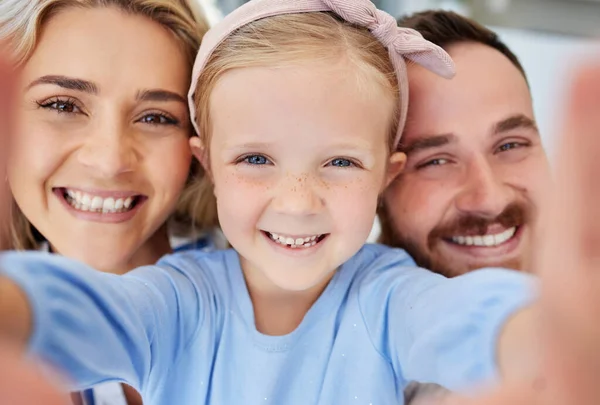 Primo Piano Adorabile Bambina Età Prescolare Che Selfie Con Genitori — Foto Stock