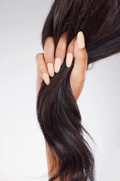 Сильные Волосы Крупный План Неузнаваемой Молодой Женщины Держащей Волосы Студии — стоковое фото
