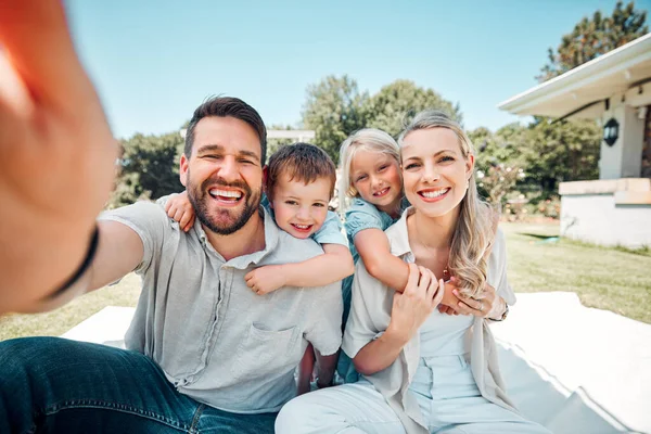 Portret Szczęśliwej Rodziny Małymi Dziećmi Robiącymi Selfie Ogrodzie Uśmiechnięta Biała — Zdjęcie stockowe