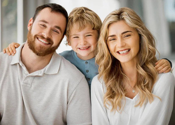 Portrét Šťastných Rodičů Jejich Malého Syna Doma Roztomilý Běloch Usmívající — Stock fotografie