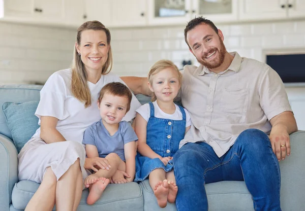 Evde Birlikte Dinlenirken Gülümseyen Dört Kişilik Mutlu Neşeli Beyaz Bir — Stok fotoğraf