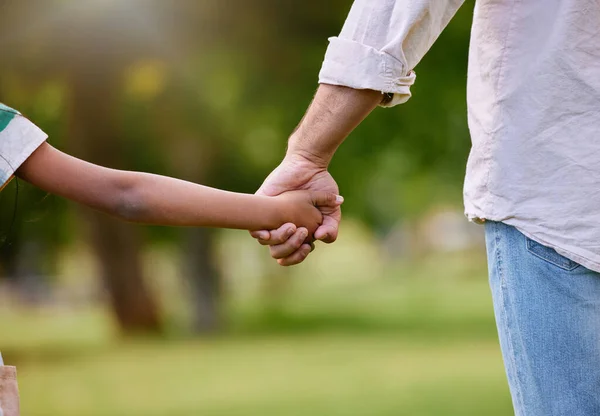 Retrospectiva Padre Una Hija Tomados Mano Parque Raza Mixta Madre — Foto de Stock