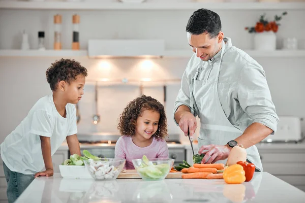 Tienes Que Tener Cuidado Con Esto Una Familia Joven Cocinando — Foto de Stock