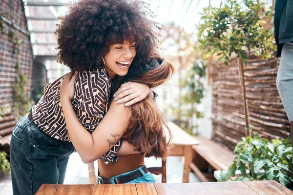 Amigos Alegres Abrazándose Restaurante Dos Mujeres Cariñosamente Abrazan Amigos Felices —  Fotos de Stock