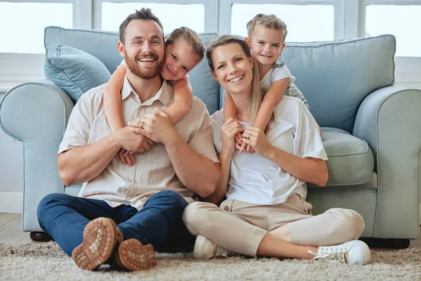 Bir Sürü Kahkaha Sevgi Evde Dinlenen Genç Bir Aile — Stok fotoğraf