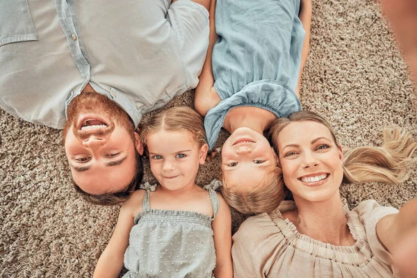 Acima Tiro Uma Família Feliz Amorosa Quatro Tirar Selfies Enquanto — Fotografia de Stock